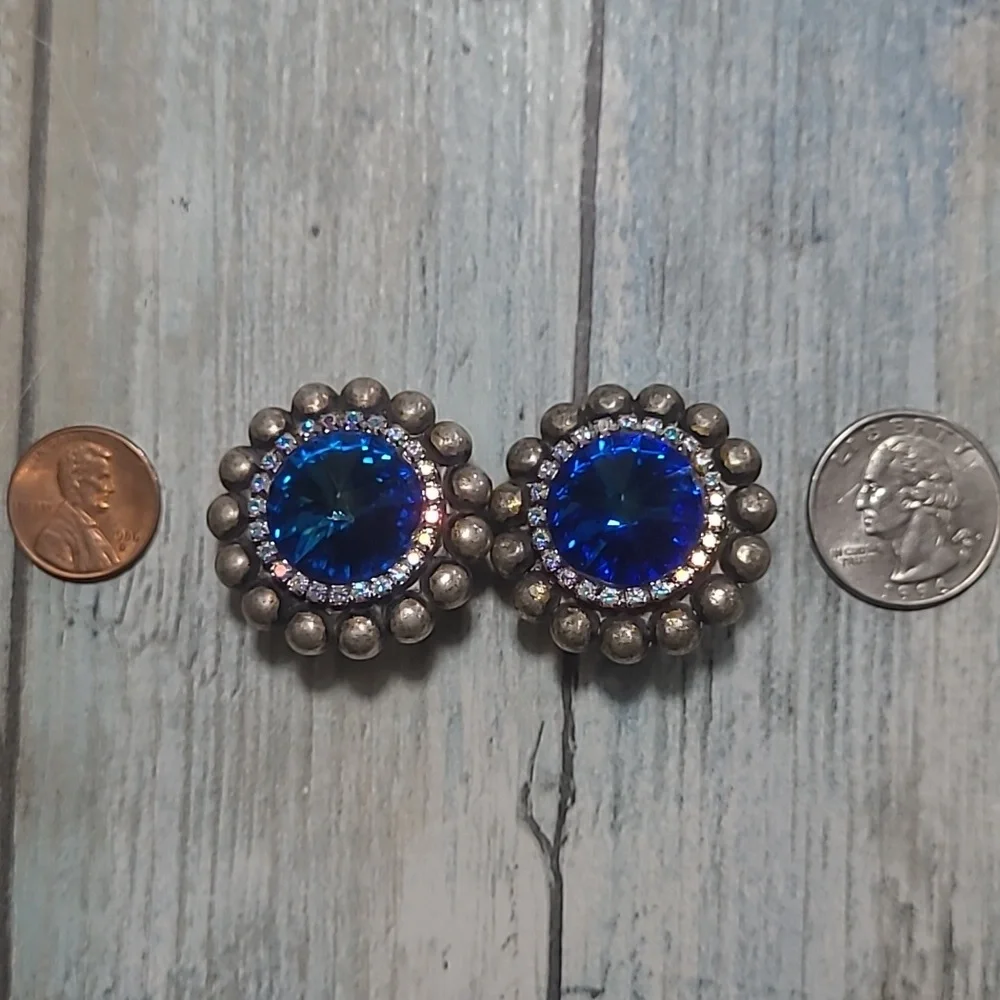 Vintage Clip on Earrings. - Picture 4 of 8